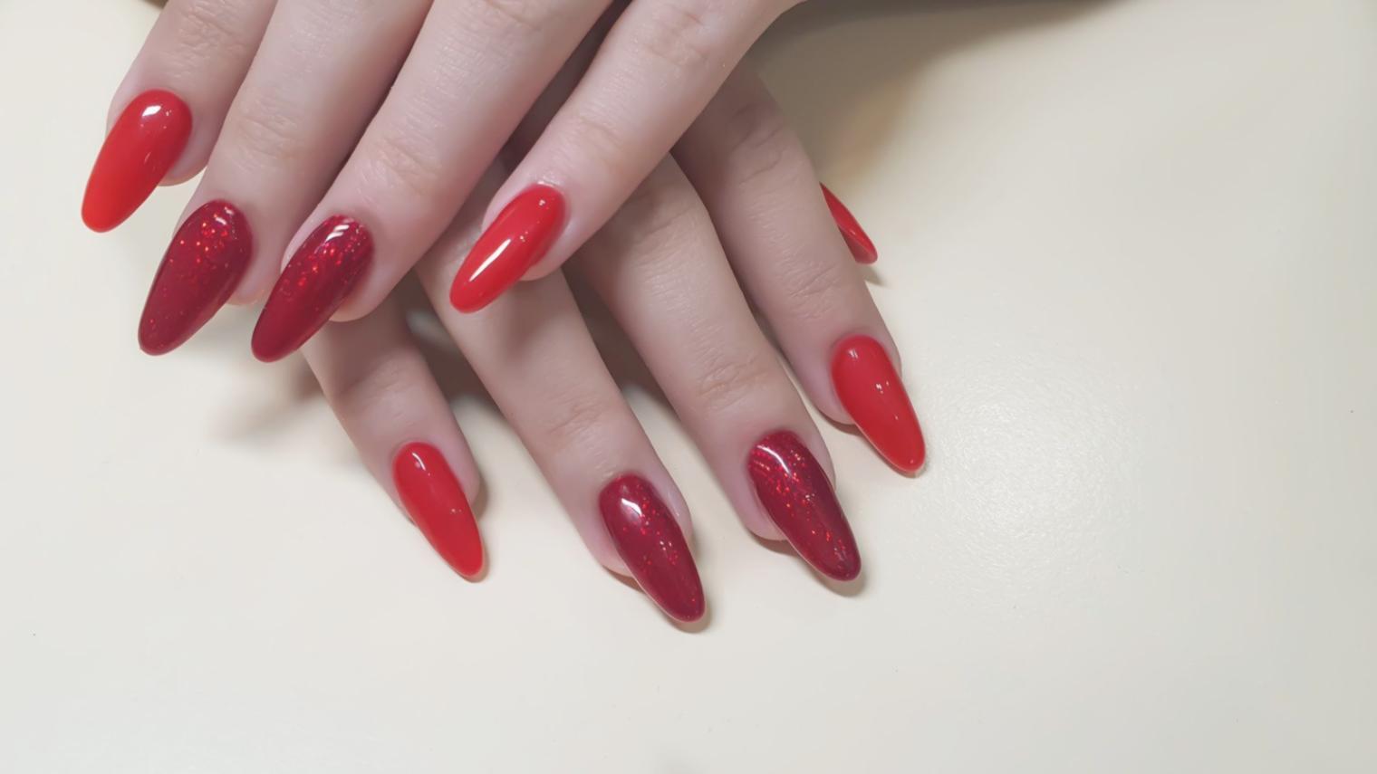 Tendencias de manicura para la temporada 2025 mostrando colores y diseños actuales